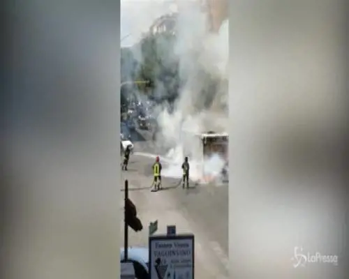Roma, bus in fiamme su via Appia Nuova: poi l'esplosione