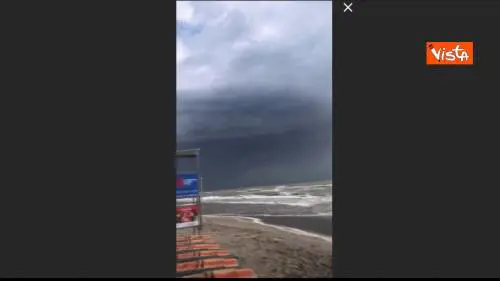 Salvini colto dal vento: “Spero non arrivi dalla Russia sennò qualcuno aprirà un indagine”