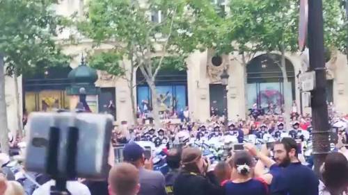 Macron fischiato alla parata del 14 luglio
