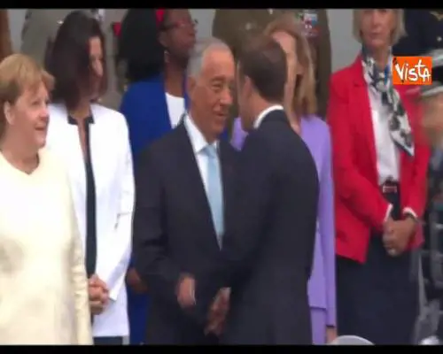 Merkel e Juncker alla parata militare a Parigi, il saluto con Macron 