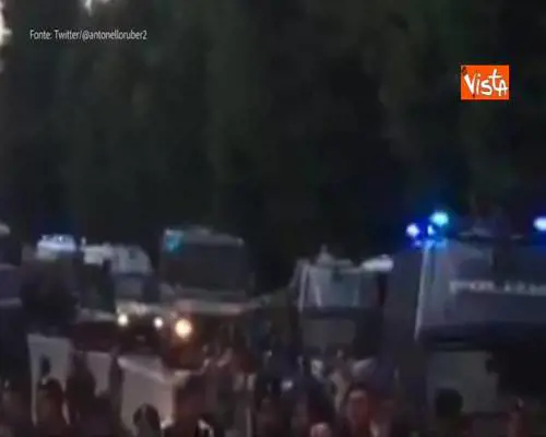  Intervento di sgombero in un palazzo occupato a Roma, la Polizia attorno all’edificio 