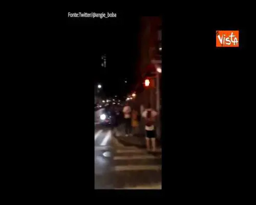 Blackout a Manhattan, l’esplosione di gioia dei passanti nel momento in cui torna la luce