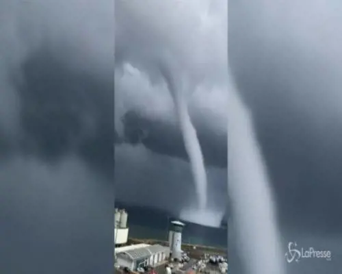 Corsica, gigantesca tromba marina si avvicina alla costa