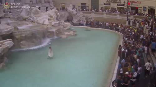 Il tuffo nella fontana di Trevi. Poi arriva il vigile urbano