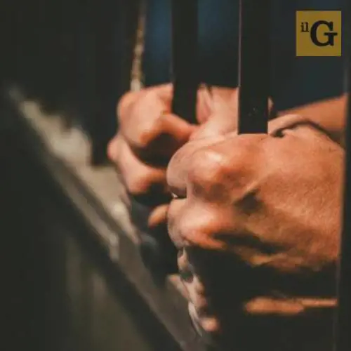 Sondrio, arrestato gambiano: distrugge un'auto e aggredisce agente