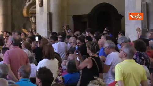 Santa Chiara stracolma per tributare ultimo saluto a Luciano De Crescenzo