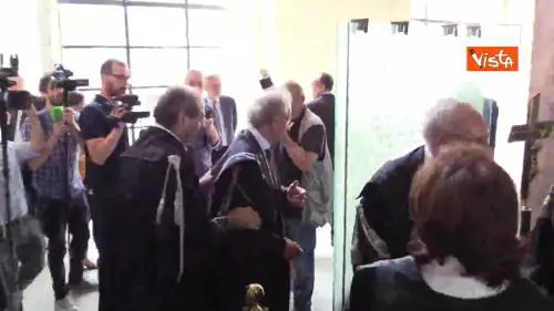 Morte Borrelli, Di Pietro in lacrime davanti al feretro