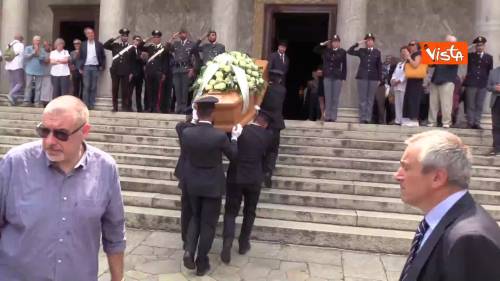 Funerali Borrelli, applausi all'arrivo del feretro