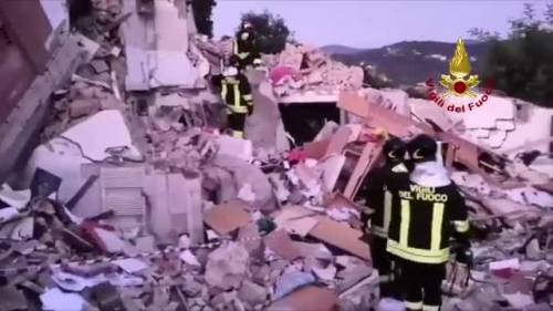Esplosione palazzina all'Isola d'Elba: l'intervento dei pompieri