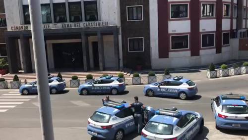 Carabiniere ucciso, polizia gli rende onore a sirene spiegate