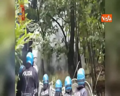 Corteo ‘No Tav’, manifestanti entrano nel cantiere della Torino-Lione di Chiomonte