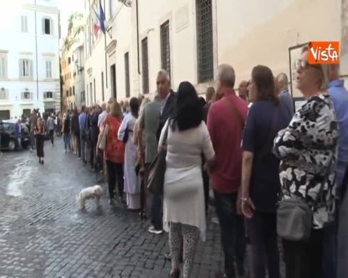 Carabiniere ucciso a Roma, la lunga fila silenziosa di gente alla camera ardente