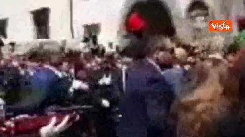 Funerali carabiniere ucciso, l'applauso della folla al feretro del vice brigadiere