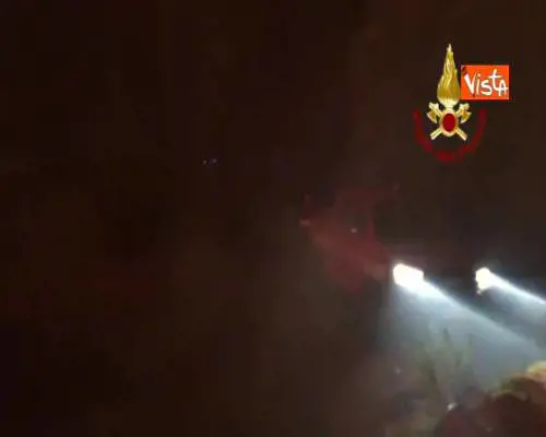  Incendio nel Nuorese, chiusa la statale, evacuate abitazioni. Le immagini dei Vigili del Fuoco 