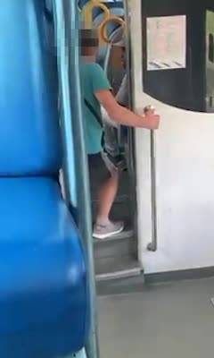 Insulti razzisti sul treno: "Negro del ca...o. Fammi vedere il biglietto"