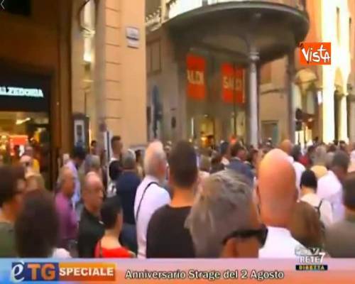 Strage di Bologna, il corteo per la commemorazione sfila per via Indipendenza