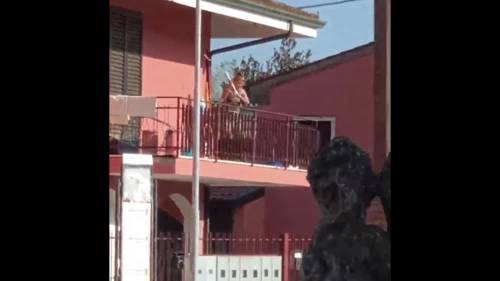 Choc a Legnago: una donna bastona il cane sul balcone
