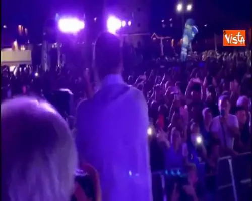 Calorosa accoglienza per Salvini a Cervia, sale sul palco sulle note di 'Nessun dorma'