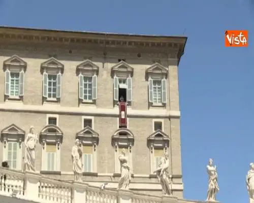 Papa: "Beni materiali necessari, ma non distolgano da ciò che ha vero valore"