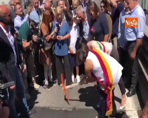 Abbattimento Tangenziale Est Roma, Raggi dà prima picconata durante cerimonia avvio cantiere