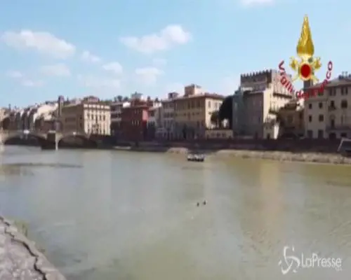 Uomo alla deriva nell'Arno, i vigili del fuoco lo salvano