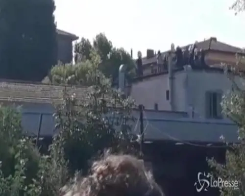 Sgombero Bologna, gli attivisti asserragliati sul tetto