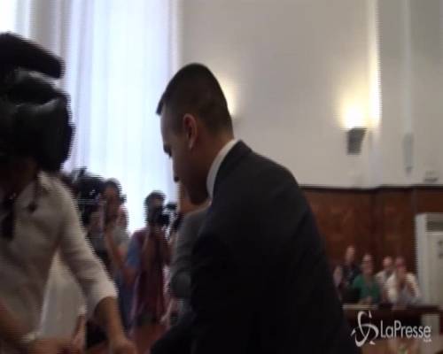 Pernigotti, Di Maio soddisfatto regala cioccolatini in sala