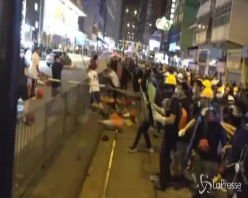 Mega rissa per le strade di Hong Kong