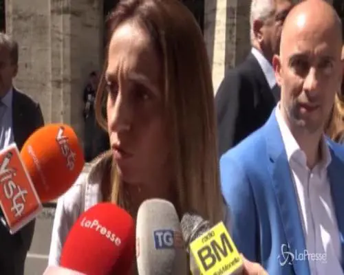 Flash mob di Fratelli d'Italia davanti al Mise: "La crisi non va in vacanza"