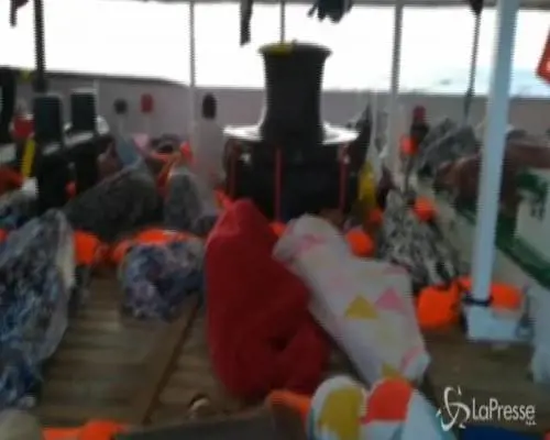 Open Arms, i migranti bloccati nel mezzo del Mediterraneo