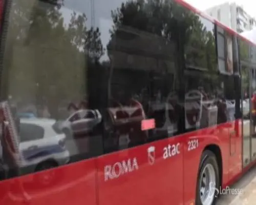 "Più bus per Roma", Raggi presenta 10 nuovi mezzi