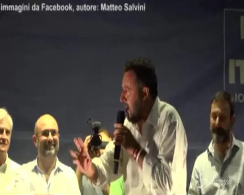 Salvini: "Parlamentari alzano il c**o e vengono a lavorare ad agosto"