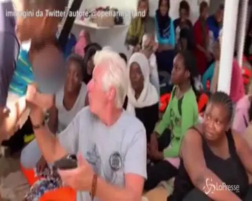 Richard Gere saluta un neonato a bordo della Open Arms