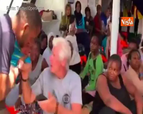 Richard Gere a bordo della Open Arms per portare viveri ai 121 migranti