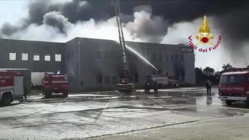 Incendio in un deposito a Faenza, i vigili del fuoco al lavoro