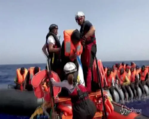 Ocean Viking, la nave della ong salva 85 migranti in mare