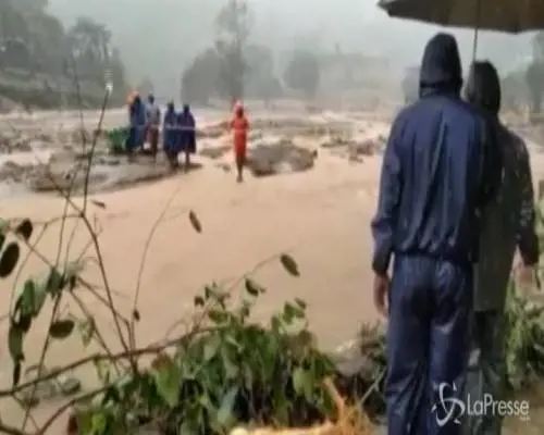 Alluvioni in India, cento morti e migliaia di sfollati