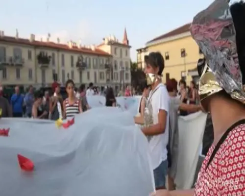 I manifestanti intonano "Bella Ciao" al presidio contro il Sicurezza Bis