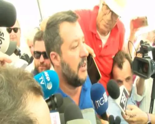 Salvini alle ong: "Non siamo il campo profughi d'Europa"
