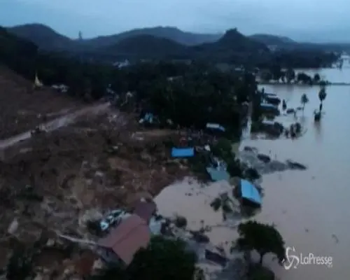 Frana travolge un villaggio in Myanmar, almeno 22 morti
