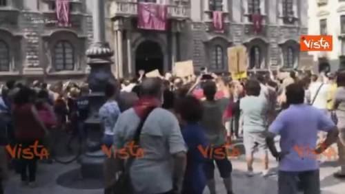 "Siamo tutti terroni" fischi contro Salvini a Catania