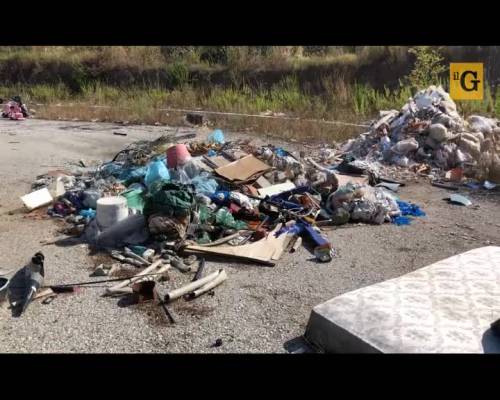 Discariche e roghi tossici, l'inferno a due passi dal campo rom