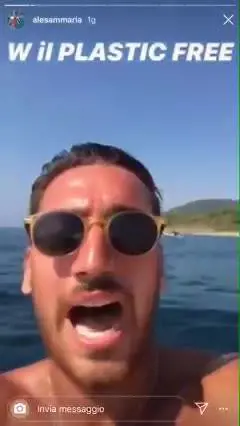 Salerno, irride campagna "Plastic free" gettando bottiglia in mare