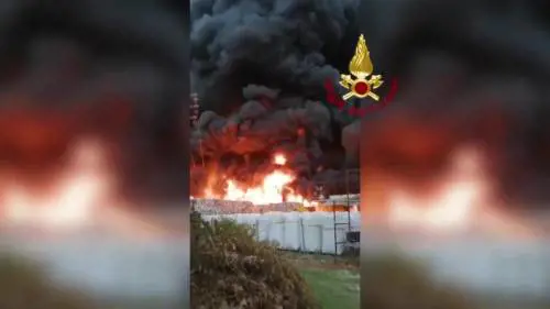 Biella, incendio in un'azienda di smaltimento di rifiuti speciali