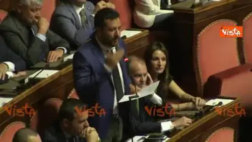 Salvini prende parola in aula, Pd insorge e lui manda baci