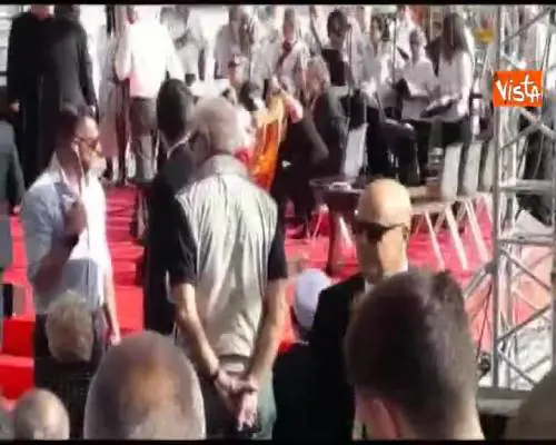 Salvini parla con i familiari delle vittime di Ponte Morandi prima dell'inizio della cerimonia 