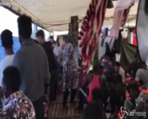 Open Arms davanti a Lampedusa, non può entrare in porto