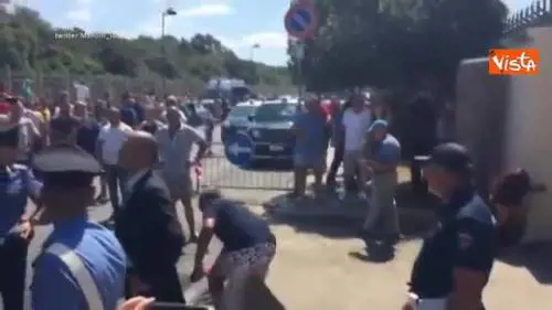 Gavettoni contro l'auto di Salvini, il carabiniere: "Mirate bene"