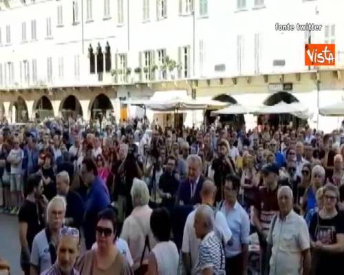 Funerali Nadia Toffa, piazza del Duomo di Brescia gremita