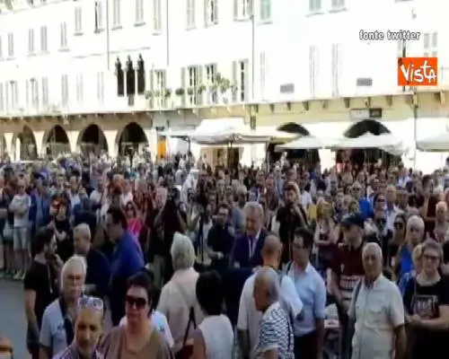 Funerali Nadia Toffa, piazza del Duomo di Brescia gremita 